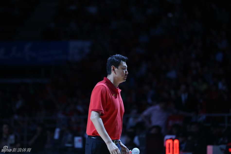 在热烈的掌声中，王治郅微笑登场，他的步伐依然潇洒，眼神中透着对这片场地的无限眷恋。作为中国篮球的里程碑人物，他的每一次亮相都牵动着球迷的心。