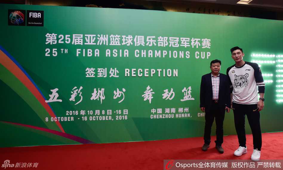 可兰白克与宫鲁鸣在亚俱杯抽签仪式上相谈甚欢，两人神情专注，对即将到来的抽签充满期待