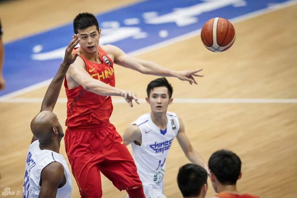 面对中华台北队的层层防线，方硕如同利刃一般撕裂防守，在突破过程中冷静地将球分给位置更好的队友，助攻后者轻松得分。