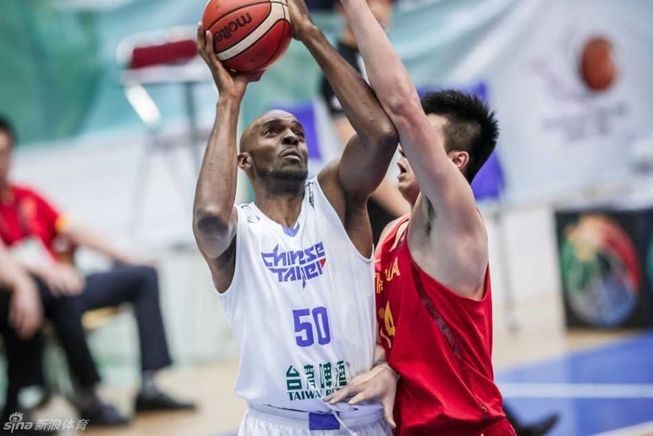 内线悍将邹雨宸背身单打，他像一辆重型坦克般强硬地向篮下推进，尽管遭遇多人包夹，依然勇猛地完成进攻。