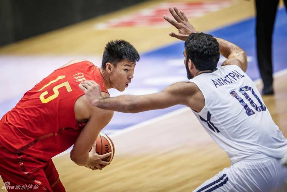 中国国奥队球员飞身跃起，试图封盖印度队员的投篮，全队在防守端拼尽全力，但最终还是遗憾告负。