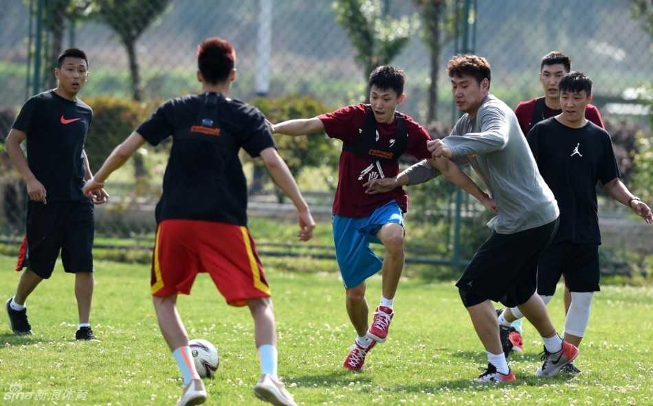 方硕双手扶膝，大口喘着粗气，脸上和脖子上满是汗水，每一滴汗水都折射出训练馆内的灯光