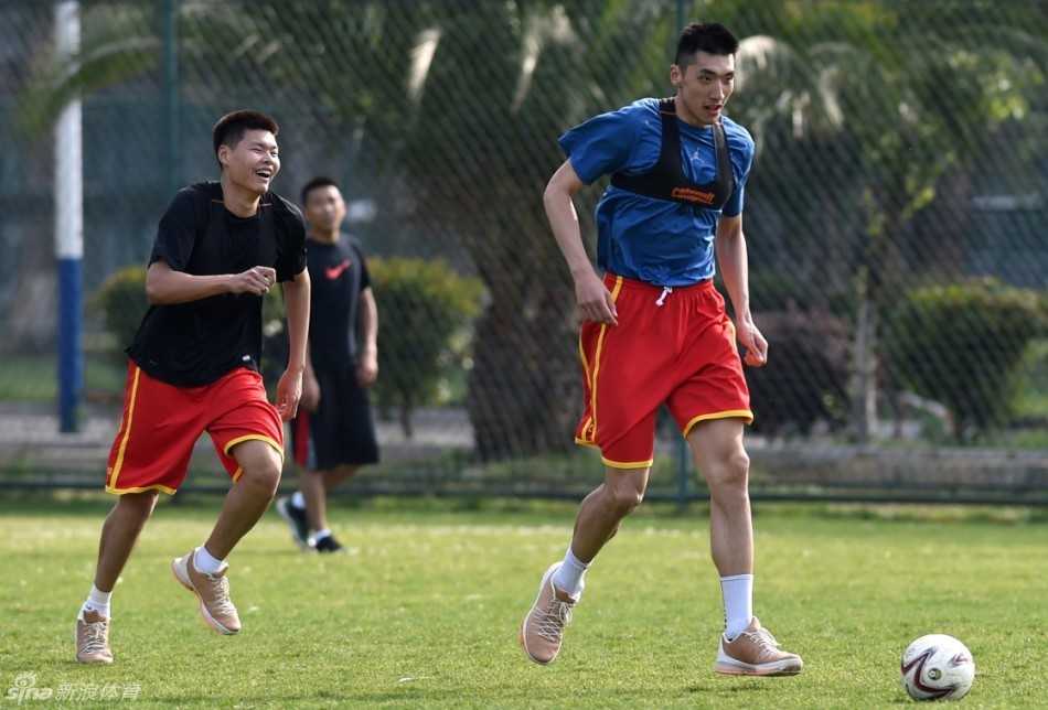 可兰白克在命中投篮后激情挥拳庆祝，脸上洋溢着灿烂的笑容，旁边的队友也被他的情绪所感染