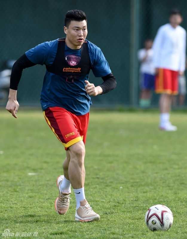 刘晓宇弯腰屈膝，双臂完全张开，像一张紧绷的弓一样紧贴着对手，展现出极其强悍的防守姿态