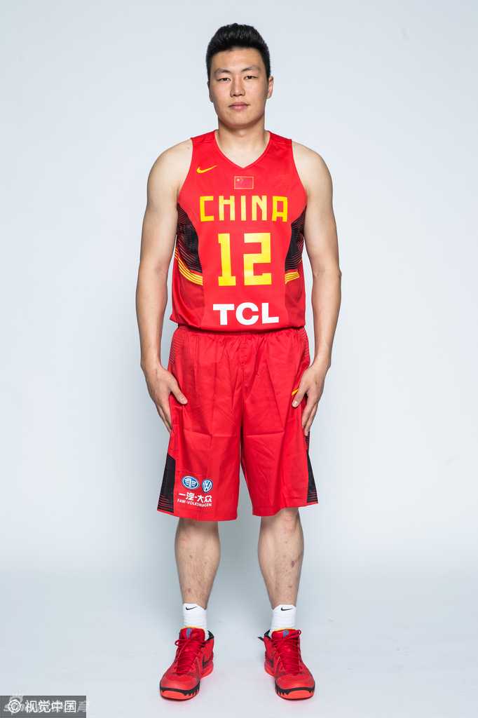 可兰白克-马坎和赵岩昊面带微笑，眼神清澈而坚定，尽管年轻，但他们已经准备好跟随老大哥们的脚步，去感受奥运赛场的每一次跳动。