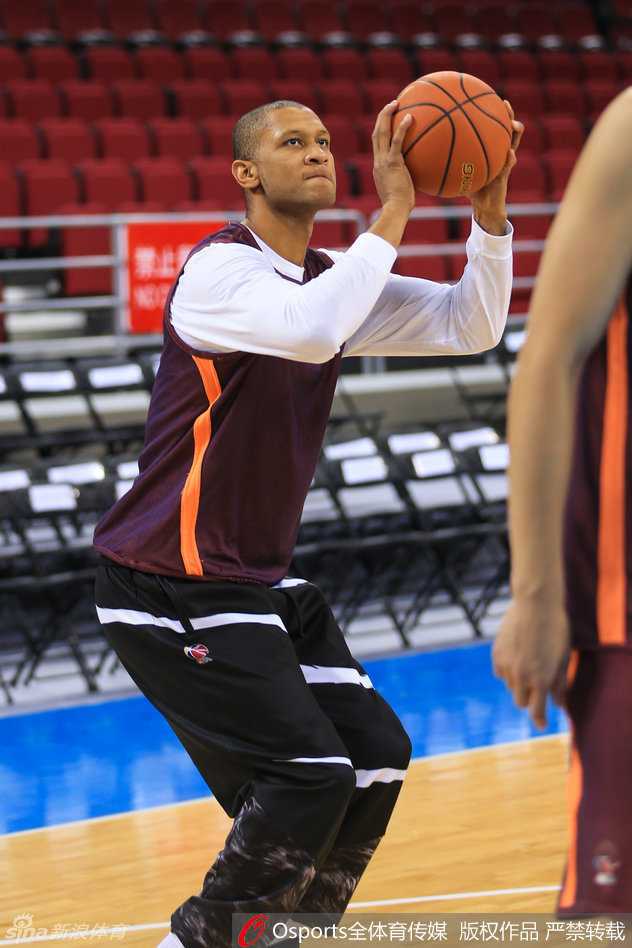 在五棵松体育馆的明亮灯光下，核心外援马布里神态轻松地进行着脚部冰敷恢复，为即将到来的激战储备能量。