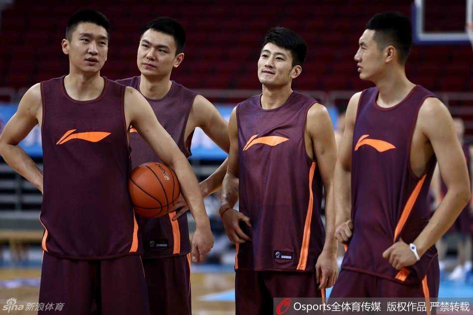 大外援莫里斯在训练馆中稳定出手，篮球在空中划过一道美妙的弧线，这是他击碎质疑的武器。