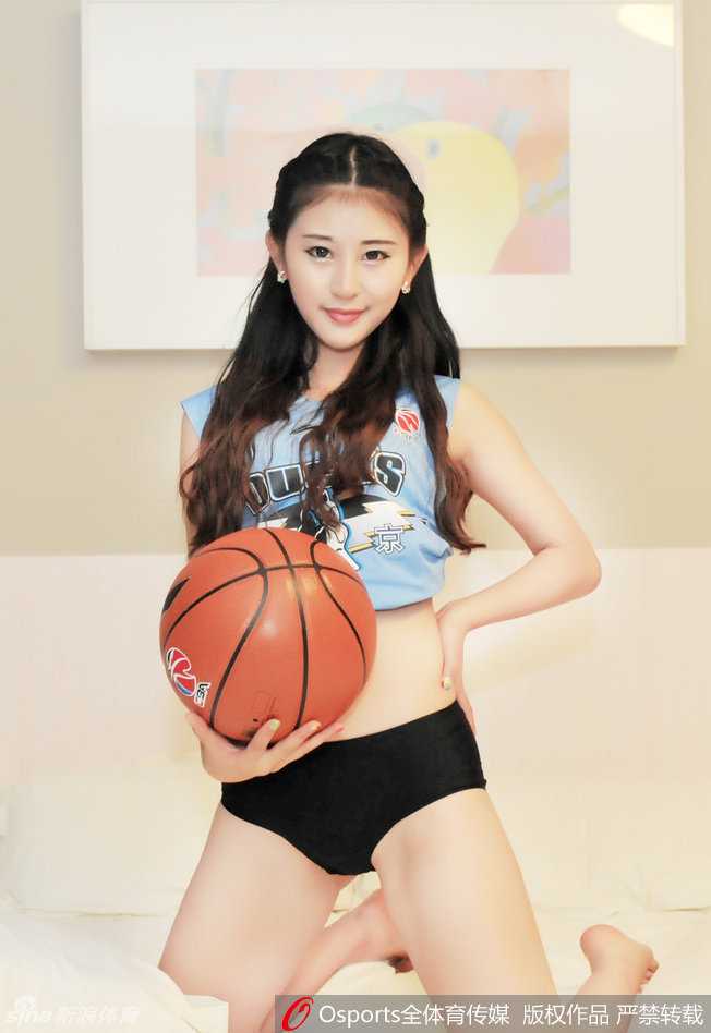 篮球宝贝手持篮球，修长身姿与健康光泽的肌肤相映，展现运动与美的完美融合。