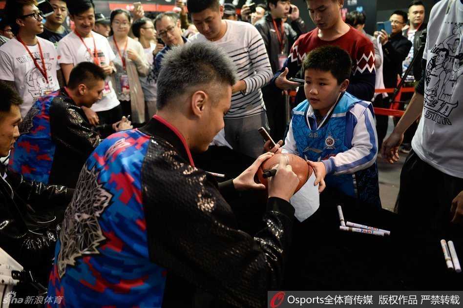 孫悅在簽名時神情專注且堅定，舉手投足間散發著老將的從容與風範，讓在場的球迷深深著迷。