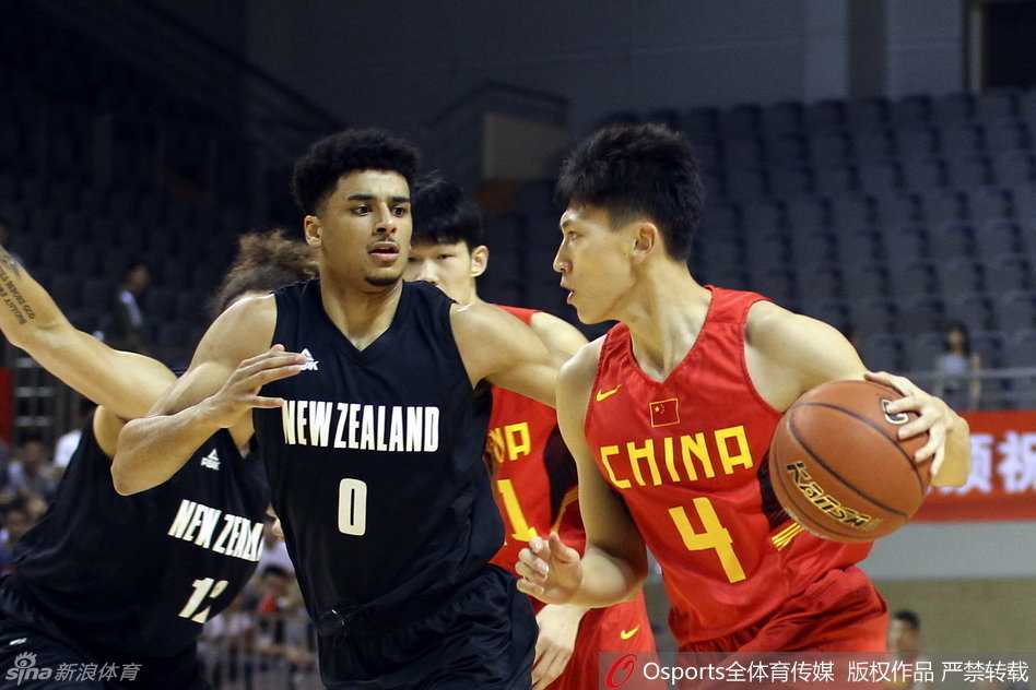 面对高大的防守者，刘晓宇在出手瞬间调高了皮球的弧度，试图用一记精巧的抛投越过对手的十指关，这是小个子球员在禁区的生存之道。