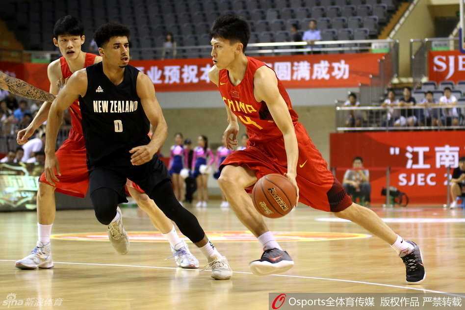 常林在内线以一敌二毫无惧色，他用力卡住位置，强悍的身体对抗正是他在场上立足的标签，也是国奥男篮最硬的一根骨头。