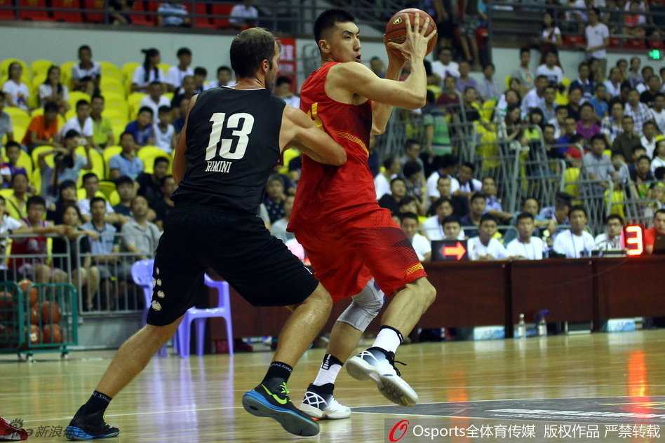 方硕带球加速突破，如利刃般瞬间过掉意大利队的防守球员