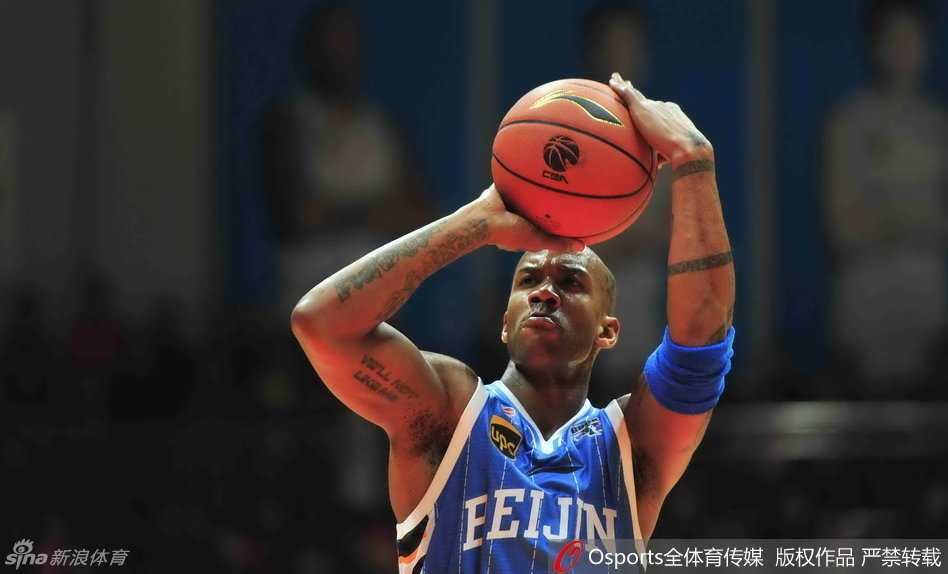 闵鹿蕾眉头紧锁，双手拢在嘴边形成喇叭状，身体前倾仿佛要冲进场内，眼中的血丝和额头的青筋诉说着比赛的惨烈与他对胜利的极度渴望。