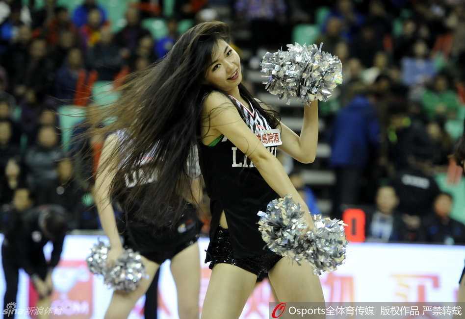 比赛结束后，啦啦宝贝们依然笑容满面地与观众和工作人员热舞合影，用热情为这场激烈的京粤大战画上圆满句号。