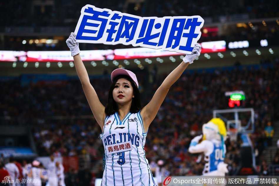 北京队的宝贝们在寒夜中带来火热的贴地热舞，每一个动作都精准有力，用靓丽身姿点燃了现场球迷的激情。