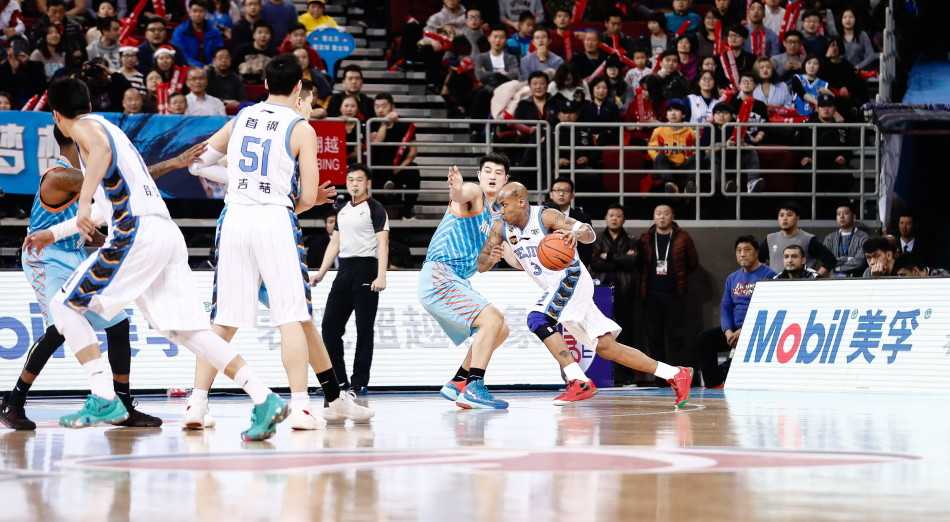 “马布里眼神如刀，面对新疆铁桶阵强行突破，那一瞬间仿佛时光倒流，他又变回了那个无所不能的‘马布里’。”