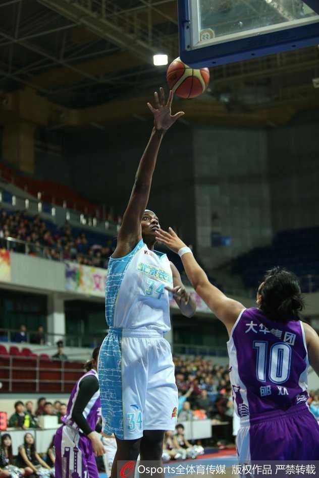 邵婷在人群中穿梭，轻巧地完成一次高难度低手上篮，动作舒展宛如翩翩起舞