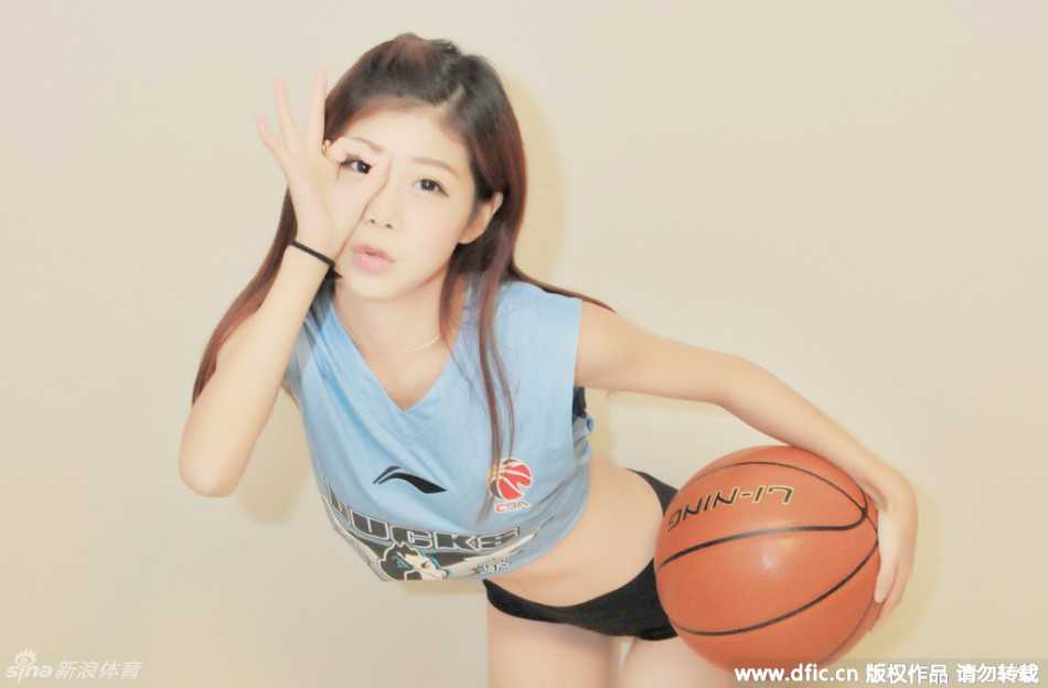 清纯可人的首钢篮球宝贝，身披白色应援衫，眼神中透露出对北京首钢将士们的无限期盼，仿佛在用无声的言语为球队加油打气。