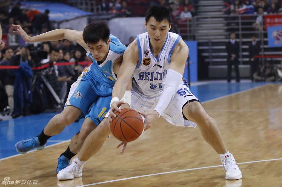 翟晓川飞身上篮，身体在空中舒展，篮球轻挑入网，灵动的身影撕开了对手的防线。