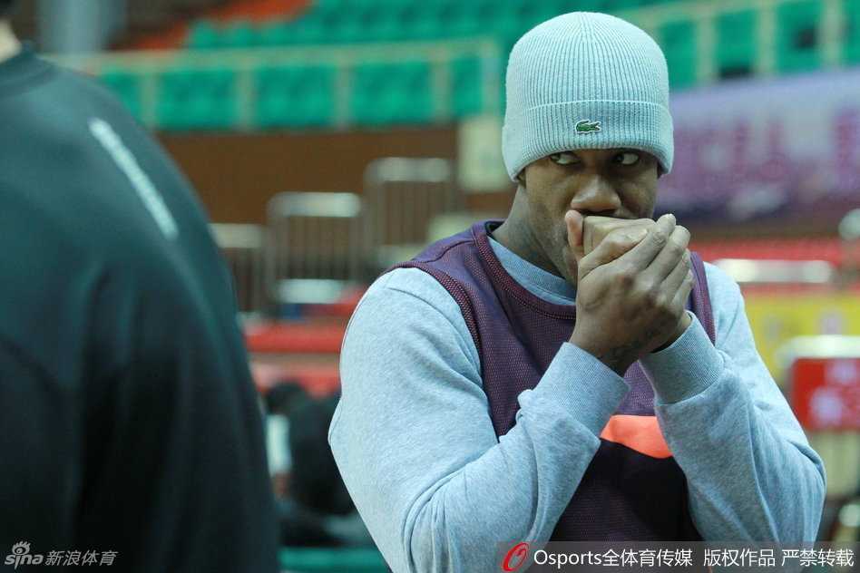 吉喆中距离投篮练习，手腕柔和拨球，皮球带着优美的弧线空心入网