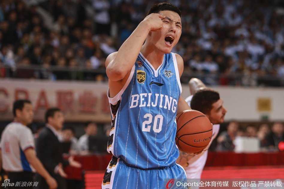 裁判吹罚后，北京首钢球员翟晓川瞬间情绪失控，他张开双臂冲向裁判，脸上写满了震惊与不解，大声质问着自己为何被吹罚犯规，队友则在一旁试图拉住他以防事态升级