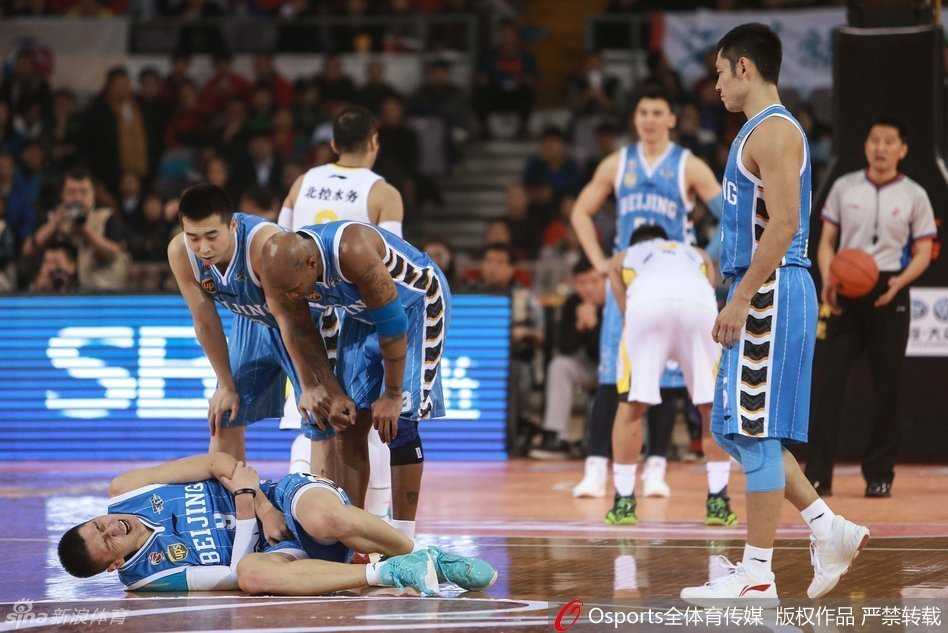 孙悦在队医的搀扶下慢慢走向球员通道，他低垂着头，用右手无力地扶着左臂，全场球迷起立注目，气氛凝重。