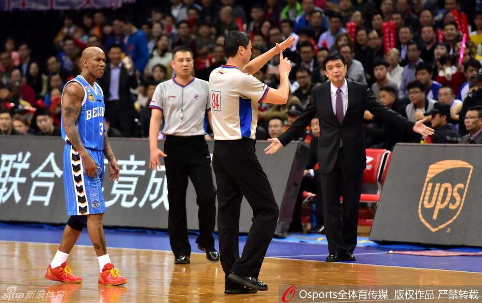 莫里斯背身单打布朗，两人肌肉紧绷正在进行激烈的低位较量，莫里斯正准备转身跳投。