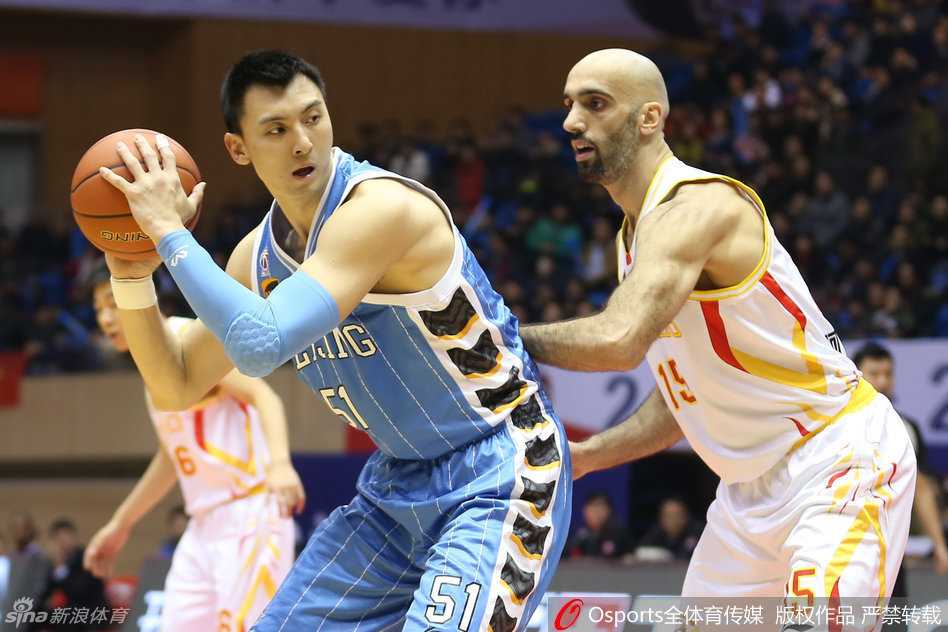 阿巴斯持球快攻,身姿矫健如骏马奔腾,踏燕而行,展现了亚洲顶级锋线的风采。