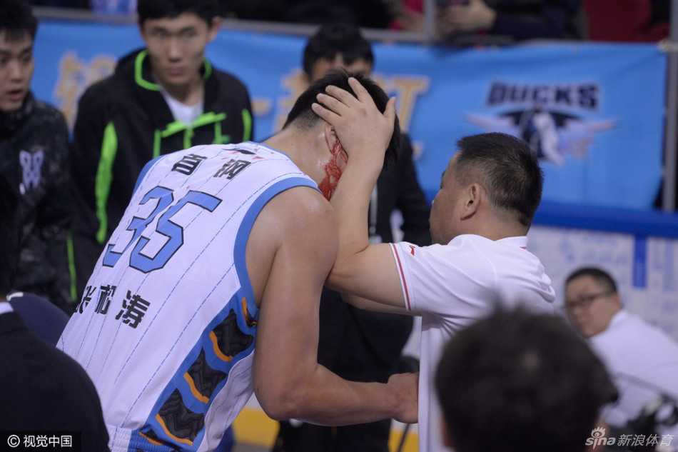 赛后，包扎完毕的张松涛回到场边与队友一一击掌，庆祝胜利