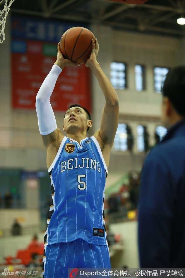 张庆鹏在训练中全神贯注，他压低重心，双手快速地交替运球，仿佛随时准备给对手致命一击。