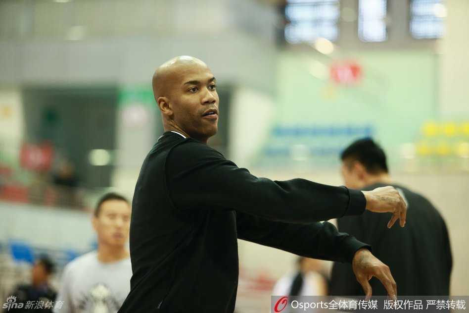 马布里在训练中展示大师级控球，他冷静地观察着队友的跑位，双手将球高高举起，准备传给切入的队友。