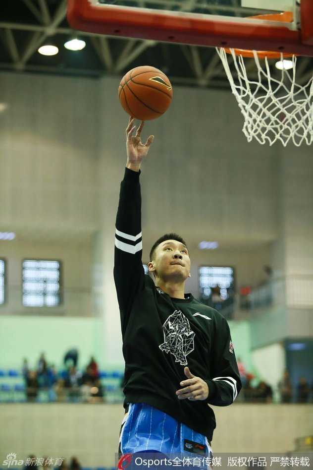 孙悦眼神犀利，持球加速突破防线，面对补防的球员高高跃起，手腕轻抖，篮球划出一道优美的弧线飞向篮筐。