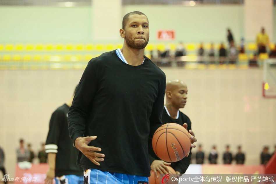 莫里斯在罚球线附近接球，他屈膝、抬手、瞄准，准备用那手稳定的中距离投篮为球队攻城拔寨。