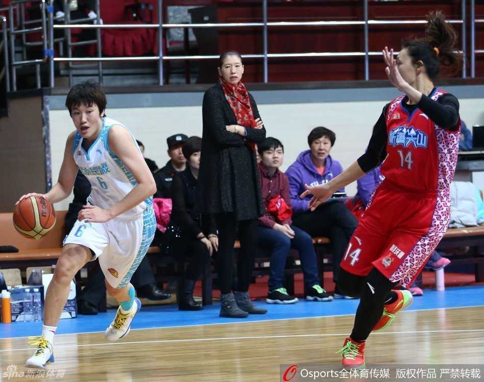 北京队外援福尔斯在新疆队内线查尔斯的严密防守下，强势上篮，肌肉的碰撞与眼神的交锋，瞬间点燃了全场激情。