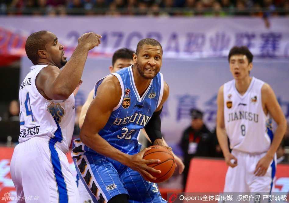 翟晓川高高跃起，完成势大力沉的单手劈扣，他的激情怒吼代表了北京队永不屈服的斗志。