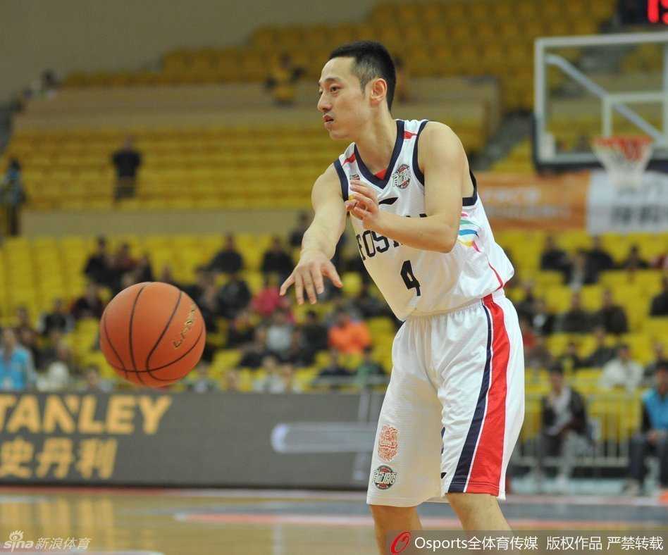 “莫里斯在篮下遭遇佛山队外援的强硬防守，他背身单打，展现出扎实的内线强打技术。”