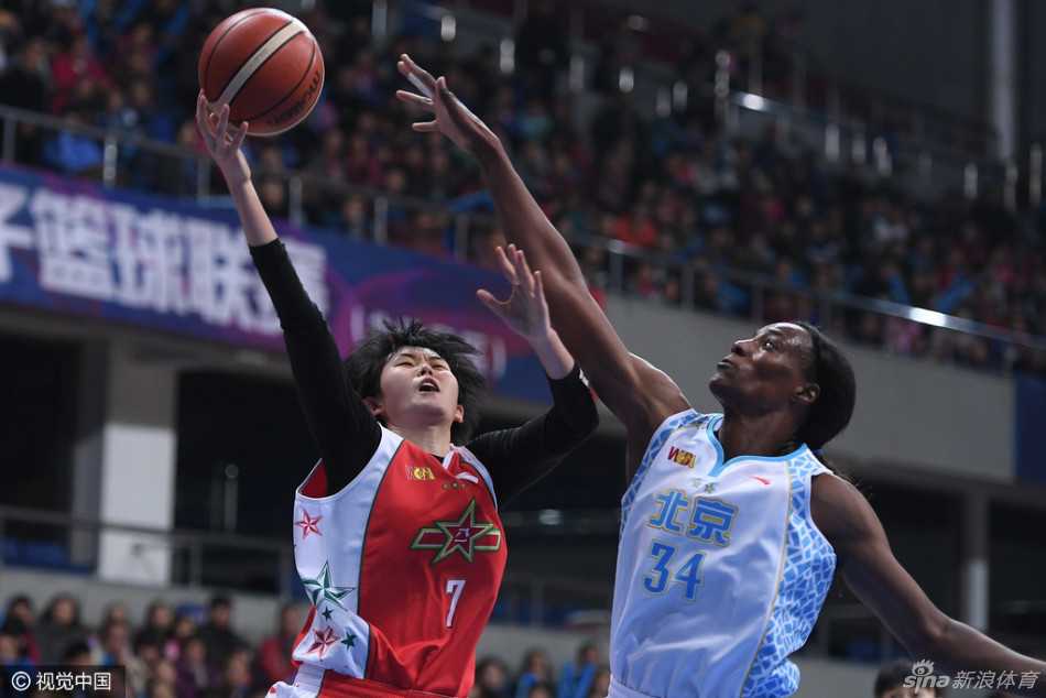 首钢与八一的战士们眼神坚毅，在篮下展开针尖对麦芒的肌肉碰撞，空气中都弥漫着互不相让的火药味。