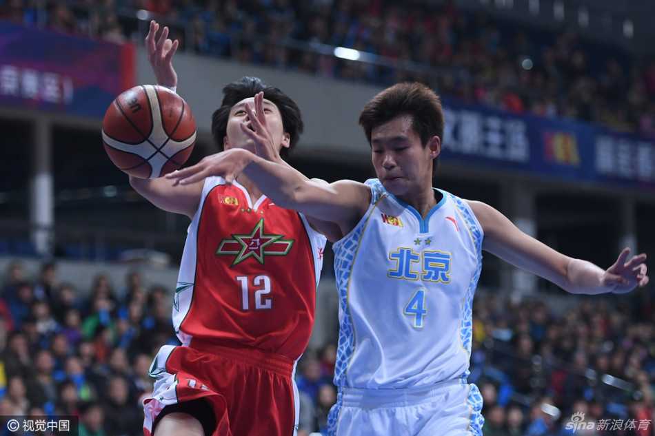 篮球划过空中，画出完美抛物线，在这投射瞬间，全场目光都凝固在篮筐之上，等待着命运的宣判。