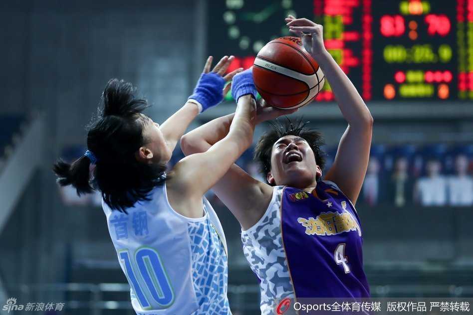 许利民场边运筹帷幄，目光如炬紧盯着场上局势，双手比划着战术手势，仿佛要将必胜的信念传递给每一位弟子。