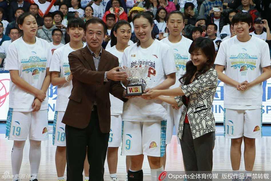 终场哨响的瞬间，北京女篮的姑娘们仿佛压抑了整个系列赛的情绪终于得以释放，她们在场地中央紧紧相拥，肆意地欢呼雀跃，橙色的喜悦在她们脸上绽放得如此绚烂。