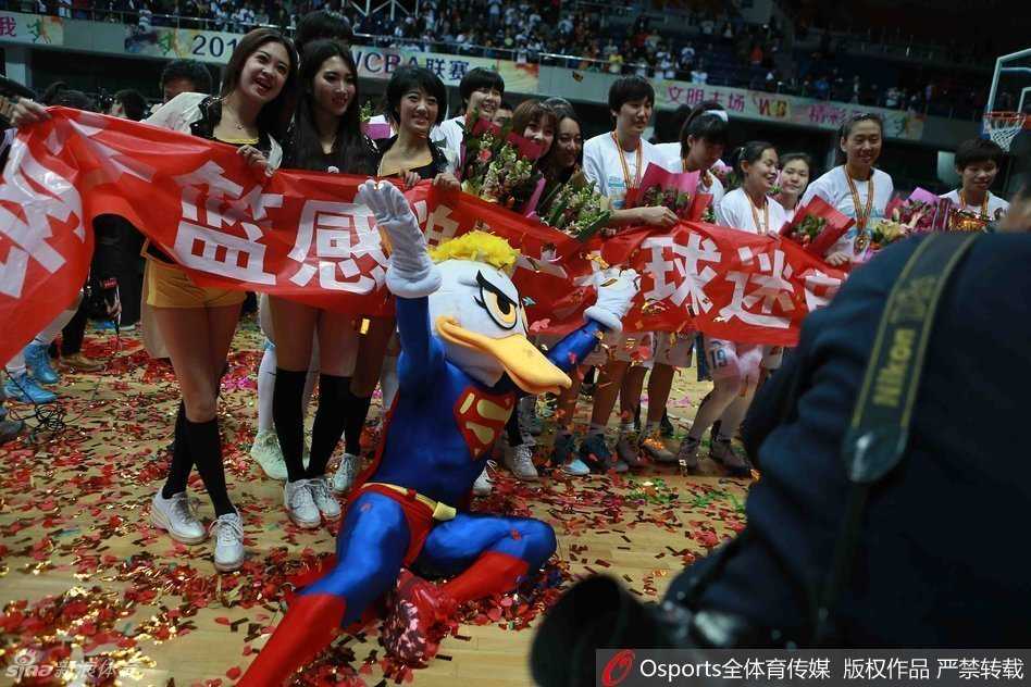 颁奖仪式后，邵婷怀抱MVP奖杯，脸上洋溢着甜美又略带羞涩的笑容。这座沉甸甸的奖杯不仅是对她个人能力的最好证明，更是她全面而稳健的领袖气质为球队带来的最宝贵财富。