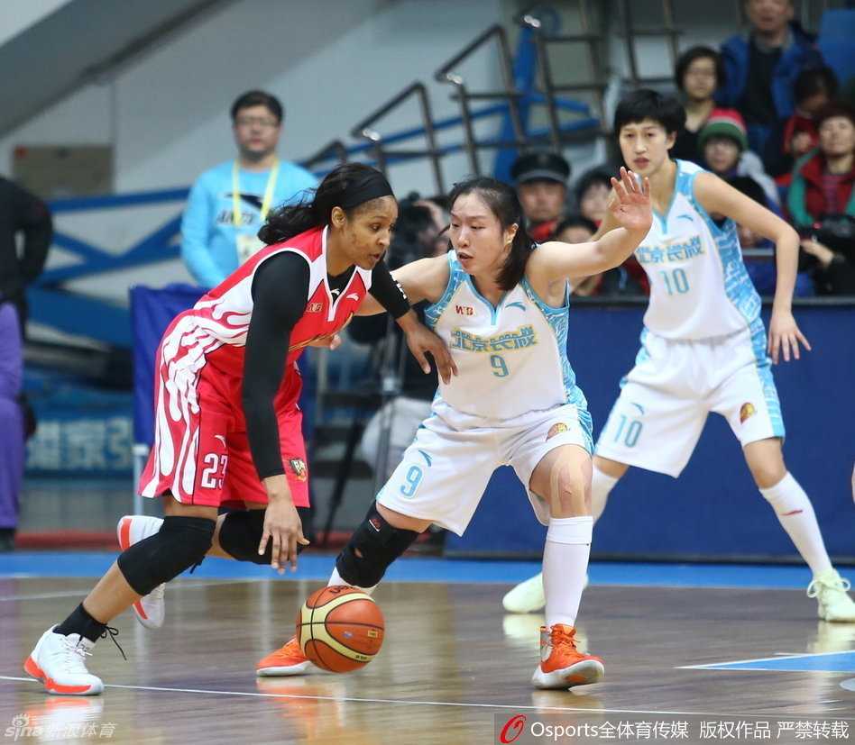 北京队球员在混战中觅得良机，一个箭步杀入篮下，面对补防球员，勇敢地上篮得分，动作一气呵成。