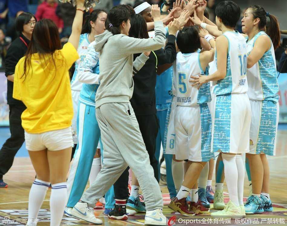 北京女篮的姑娘们笑容灿烂，高高跃起相互击掌，庆祝这来之不易的晋级时刻，整个球场都沉浸在一片欢乐的海洋中。
