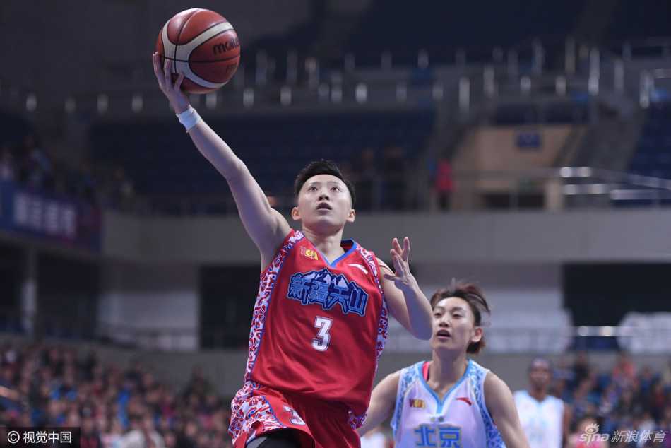 北京队外援福尔斯在新疆队内线高高跃起，以一记势大力沉的单手劈扣终结进攻，展现了其在篮下绝对的统治力。