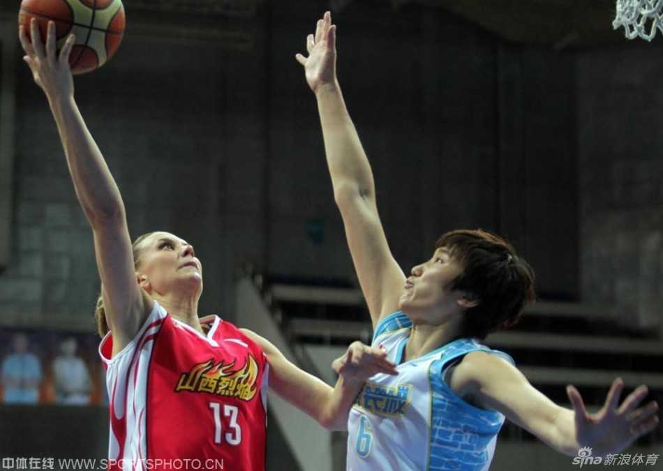 老将张帆镇守篮下，犹如天降神兵，用一记势大力沉的封盖，无情地将佩妮-泰勒的上篮尝试拒之门外。