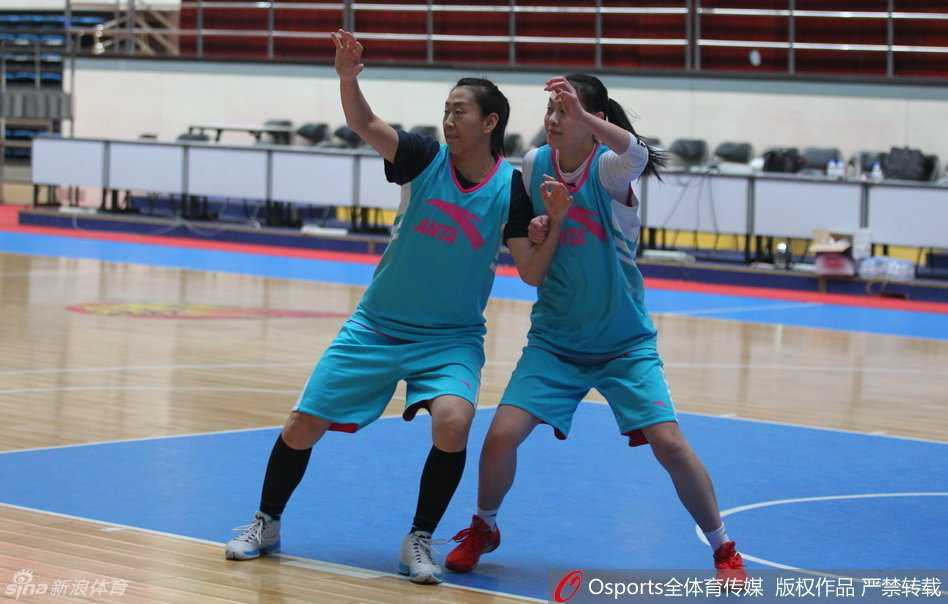 训练场上，北京女篮队员们围成一圈高喊加油，高颂握拳神情激昂，福尔斯在人群中露出笑容，团队士气正盛。