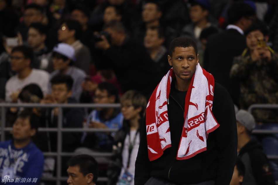 孙悦高举双臂干扰对手传球，脸上写满坚毅，在他身旁，莫里斯已经卡住位置准备拼抢篮板。