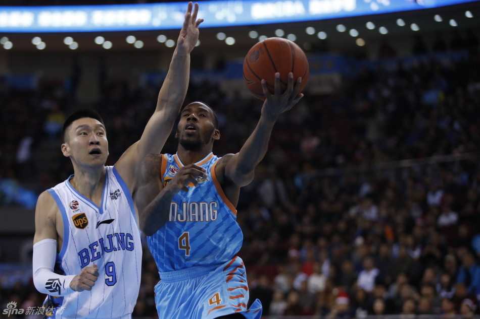 马布里倒在地上，依然死死护住篮球，眼神中透出不服输的倔强，队友们迅速围拢过来准备拼抢。