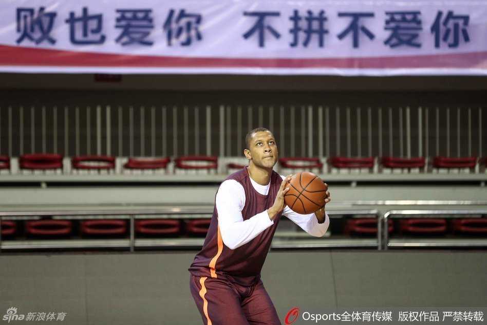 兰多夫-莫里斯无视膝伤困扰，在训练中专注练习标志性中投，神情坚毅