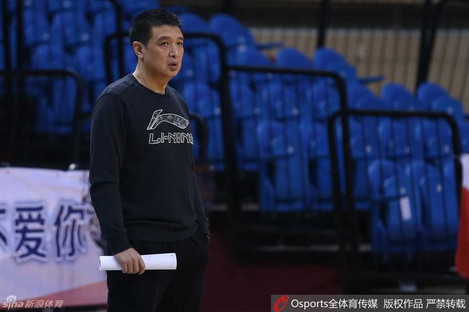 大外援莫里斯在训练间歇露出搞怪表情，夸张的五官和肢体语言，为严肃的训练场带来一丝轻松诙谐。